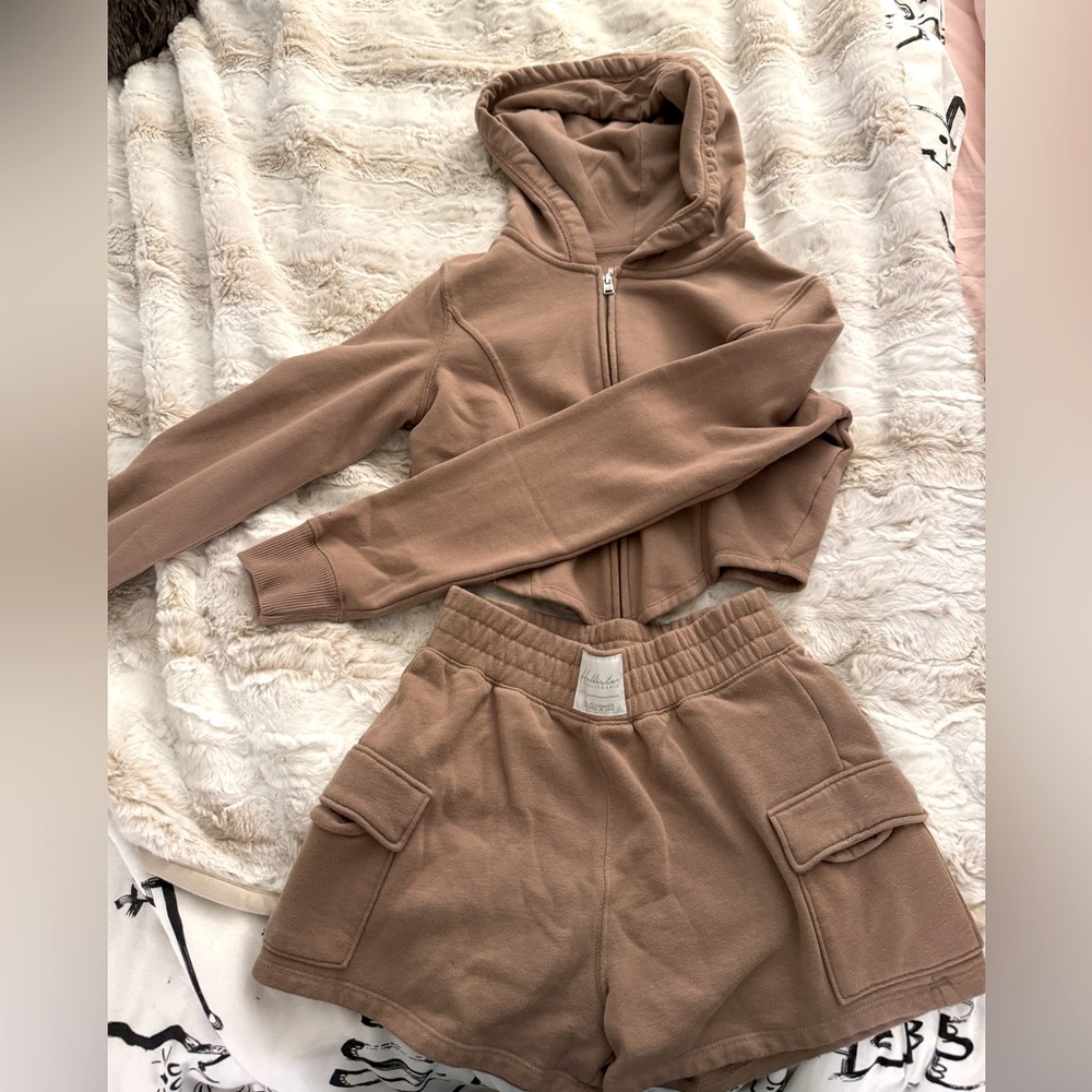 Hollister Loungewear Set – Cropped Hoodie (S) and Cargo Shorts (XS)